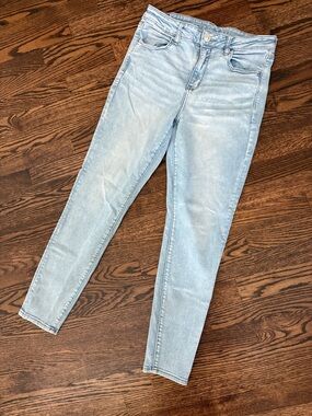 American Eagle Light Wash Women’s Skinny Jeans - Next level Stretch Denim